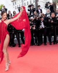 Alessandra Ambrosio fait le show et une culotte dévoilée sur le tapis rouge