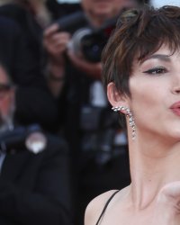 Première montée des marches sensationnelle pour Ursula Corbero