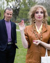 Alex Lutz s'active à la confection de son soap opera parodique avec Audrey Lamy