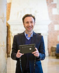 Stéphane Bern va bientôt incarner un militaire sur France 3