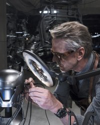 Justice League : Jeremy Irons sera de retour en Alfred