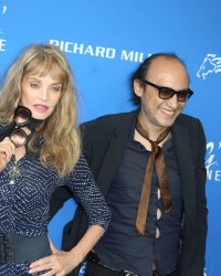 Découvrez le délirant Alien Crystal Palace où Arielle Dombasle apparaît nue