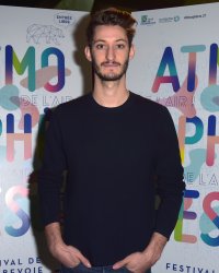 Pierre Niney : il répond à une fan qui veut le voir dans un porno !