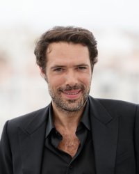 Nicolas Bedos à la réalisation de OSS 117 3 ? Il réagit depuis la Croisette