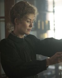 Rosamund Pike : "Marie Curie est une visionnaire"