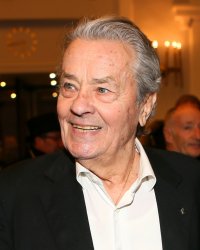 Alain Delon : ses enfants préparent un "projet" pour "honorer son travail"
