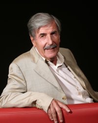 Bernard Ménez : on lui chantait Jolie Poupée en tournant Demain nous appartient