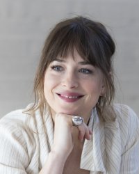 Dakota Johnson en candide héroïne de l'adaptation d'un livre de Jane Austen