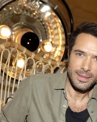 Nicolas Bedos à propos de OSS 117 : "On bosse comme des clébards"