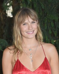 Ana Girardot : ses parents ne voulaient pas qu'elle suive leurs traces