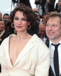 Jeanne Balibar fait tourner Mathieu Amalric en kilt