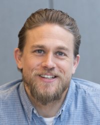 Charlie Hunnam serait "flatté" d'être James Bond mais mise plutôt sur Tom Hardy