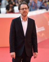 Ethan Coen se lance dans le théâtre : sa carrière au cinéma est-elle terminée ?