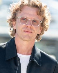 Alex Lutz : "J'aime divertir en regardant dans le rétroviseur"