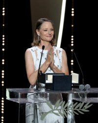 Glamour, humour, français impeccable : Jodie Foster fait sensation à Cannes