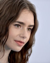 Emily in Paris : Lily Collins dévoile ce qu'elle aime le plus à Paris