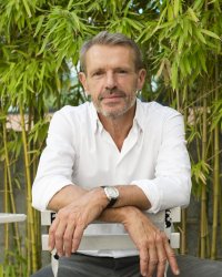 Lambert Wilson rejoint le film où Virginie Efira jouera une nonne lesbienne