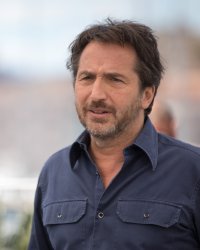 Édouard Baer va incarner un croque-mort dans Capitaine Marleau