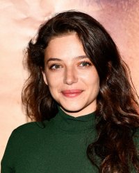 Zoé Adjani dans les pas de sa tante : "Il me faut prouver deux fois plus"