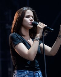 Marina Kaye, de retour avec le single Twisted, promet un album "autocentré"