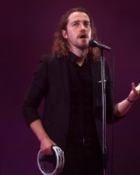 Attentats : Julien Doré et France Gall rendent hommage aux victimes