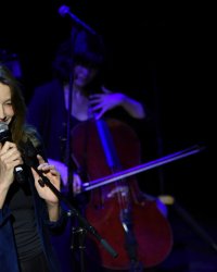 Carla Bruni : un duo avec une candidate de The Voice ?