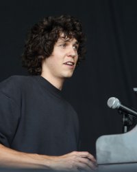 Tobias Jesso Jr. aimerait collaborer avec Kanye West et Drake