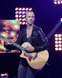 Calogero fait son grand retour avec le single "Je joue de la musique"