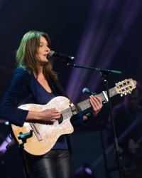 Carla Bruni, en colère : une de ses chansons spoilée dans Vanity Fair