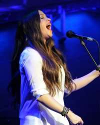 L'ex-manager d'Alanis Morissette condamné à six ans de prison pour l'avoir volée