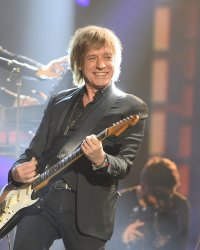 Coronavirus : ces artistes qui donnent des concerts à distance