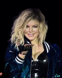 Fergie et Kim Kardashian jouent les mamans sexy dans le clip de "M.I.L.F. $"