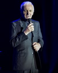 Aznavour, Cabrel, Renaud se mobilisent pour défendre la chanson française