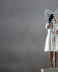La chanteuse Sia revient avec un morceau solidaire et réussi "Saved My Life"