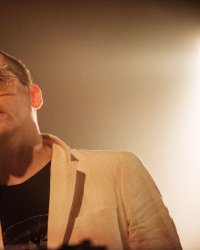 Alexis Taylor de Hot Chip annonce la sortie de "Piano"