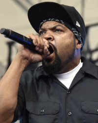 Violences policières aux USA : Ice Cube chante "Fuck tha Police"