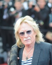 Christophe offre un premier extrait de son album de duos à paraître en mai 2019