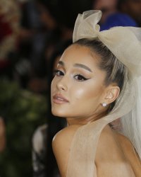 Ariana Grande égale les Beatles avec trois singles en tête des ventes