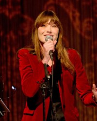 Carla Bruni chantera AC/DC et les Stones dans un album de reprises
