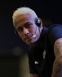 Neymar se lance dans la chanson et c'est très mauvais
