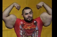 Pire que Popeye : l'homme avec les plus gros biceps du monde !