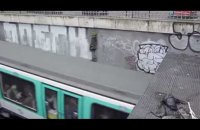 Un homme saute sur le toit d'un métro parisien !