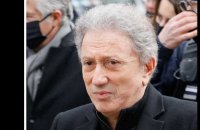 "Ce n'est pas un mec bien" : Michel Drucker quitte France 2, la concurrence avec Laurent Delahousse relancée ?