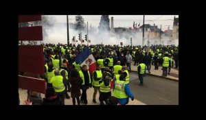 Le Mans. Manifestation des gilets jaunes : tirs de lacrymo devant la  préfecture