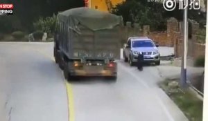 Chine : Deux pneus d'un camion écrasent une voiture (Vidéo)