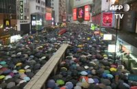 Hong Kong : Les militants prodémocratie manifestent avec leurs parapluies (vidéo)