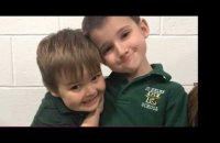 Guéri du cancer, ce petit garçon reçoit une standing ovation par ses camarades