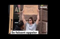 Cet homme manifeste tout seul pour des trucs super importants