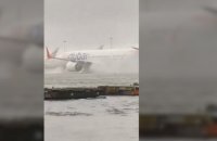 Les images impressionnantes de l’aéroport de Dubaï sous l’eau après une tempête « exceptionnelle »