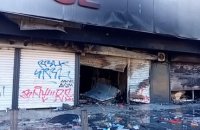 Nouvelle-Calédonie: carcasses de voitures, routes incendiées, magasins pillés... les images des dégâts à Nouméa
